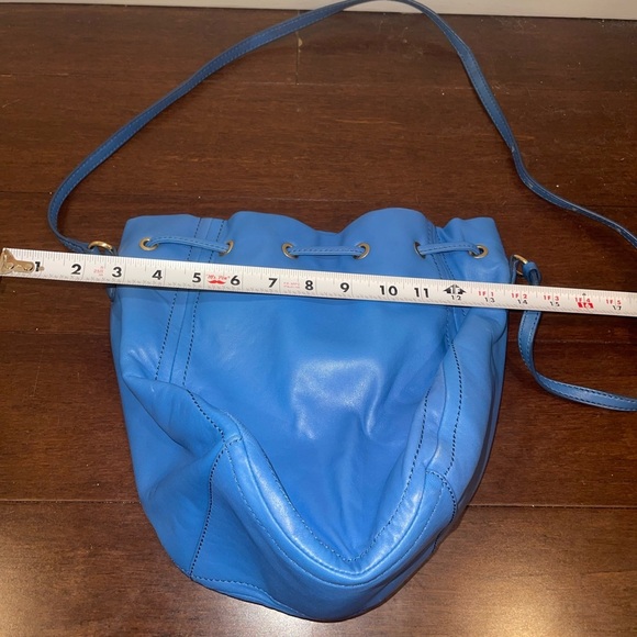 guc j crew Blue Leather drawstring Shoulder Bag - Picture 3 of 8
